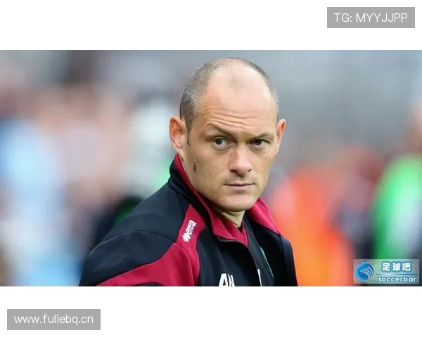 马尔蒂诺控球与高位逼抢战术中的攻守平衡解析