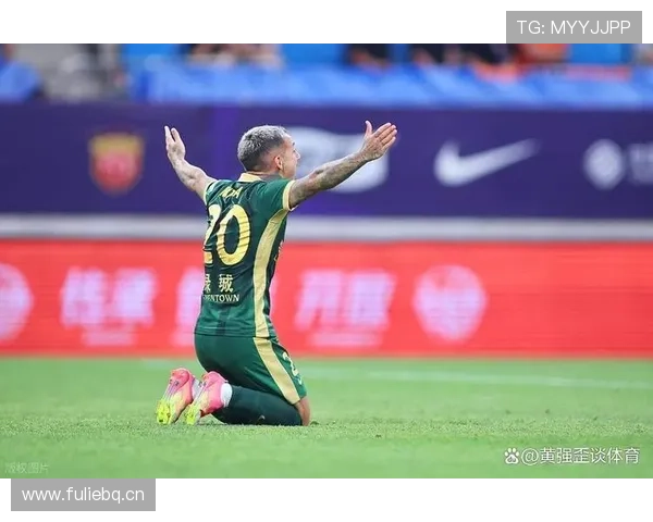 球迷不满上海申花低迷状态,谁能拯救这支战术混乱的球队? 球迷不满上海申花低迷状态,谁能拯救这支战术混乱的球队?